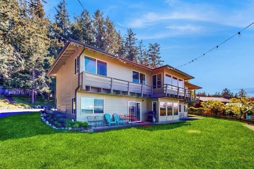 Historic Bayfront Home with Amazing Views, Fireplaces, & Large yard, Dog Friendly!