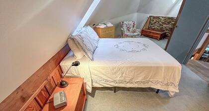 Island Getaway with Water View and Modern Amenities in Greenbank