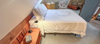 Island Getaway with Water View and Modern Amenities in Greenbank