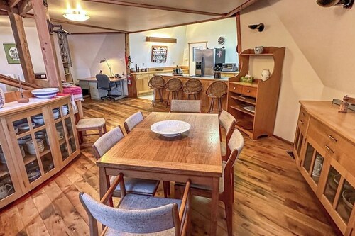 Island Getaway with Water View and Modern Amenities in Greenbank