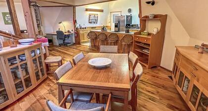 Island Getaway with Water View and Modern Amenities in Greenbank