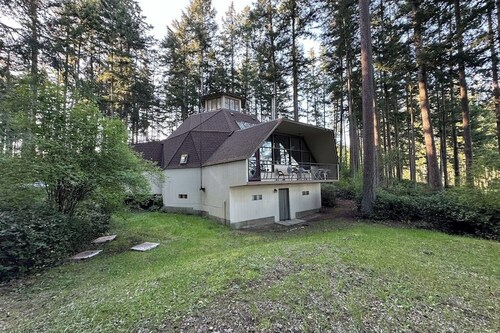 Island Getaway with Water View and Modern Amenities in Greenbank