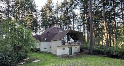 Island Getaway with Water View and Modern Amenities in Greenbank