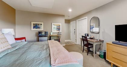 Peaceful Condo with Stunning Ocean and Mountain Views near Moran State Park
