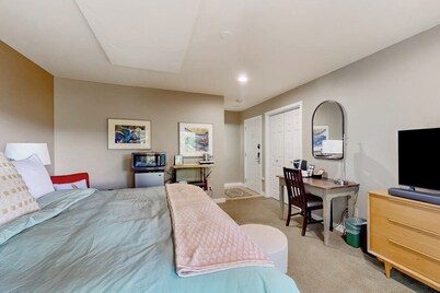 Peaceful Condo with Stunning Ocean and Mountain Views near Moran State Park