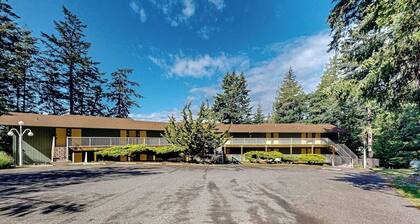 Peaceful Condo with Stunning Ocean and Mountain Views near Moran State Park