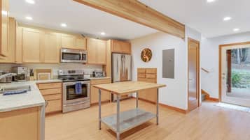 Coffee/tea maker, fridge, microwave, oven