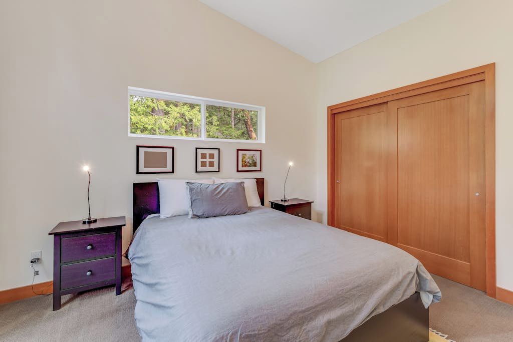 Desk, iron/ironing board, WiFi, bed sheets