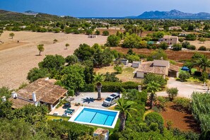 Zona residencial com piscina, várias casas e vista para o mar.