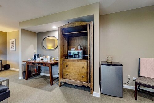 Stunning Ocean and Mountain View Studio with Private Balcony near Moran State Park