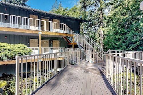 Stunning Ocean and Mountain View Studio with Private Balcony near Moran State Park