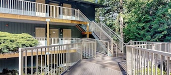 Stunning Ocean and Mountain View Studio with Private Balcony near Moran State Park