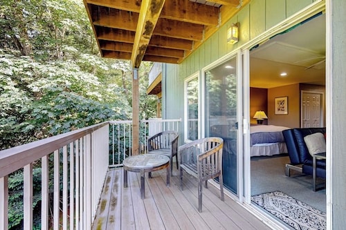Stunning Ocean and Mountain View Studio with Private Balcony near Moran State Park