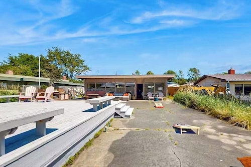Charming Waterfront Retreat in Oak Harbor with Wood Burning Fireplace and Private Deck