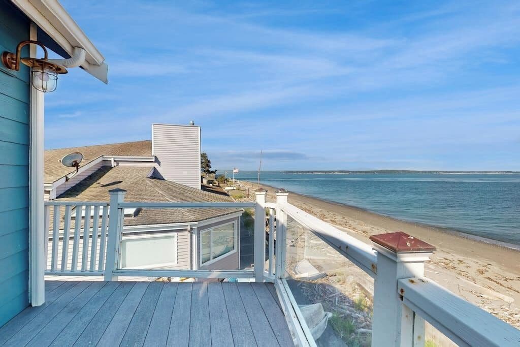Un ponte di legno con vista sulla spiaggia e sull'oceano.