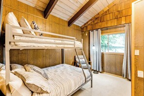 A bunk bed room with a wooden ceiling, a window with curtains, and a ladder. - Fantastic Waterfront Retreat in Eastsound with Expansive Deck and Stylish Interior - Dog Friendly (Eastsound)