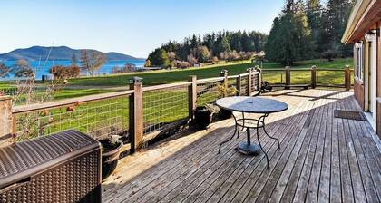 Beachfront Cottage on Buoy Bay with Beach Access and Boat Moor