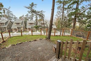 A residential area with houses, a fenced yard, and a gravel path. - Secluded and Stylish Cabin in Eastsound Near Beach and Town (Eastsound)