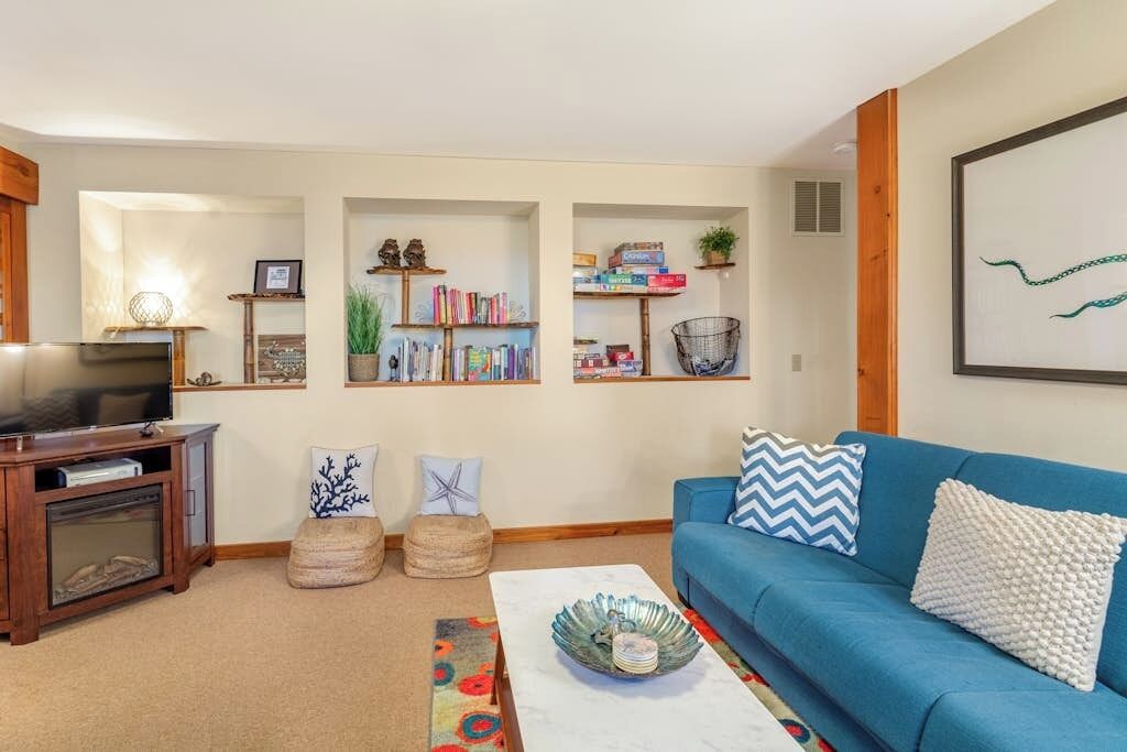 Charming Dog Friendly Beach Retreat With Hot Tub And Yard - 포트 타운센드