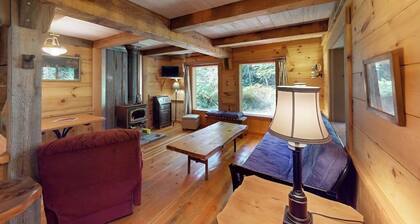 Cozy 2 Bedroom Woodland Cottage with Fire Pit and Beach Access near Clinton