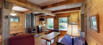 Cozy 2 Bedroom Woodland Cottage with Fire Pit and Beach Access near Clinton