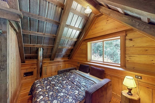 Cozy 2 Bedroom Woodland Cottage with Fire Pit and Beach Access near Clinton