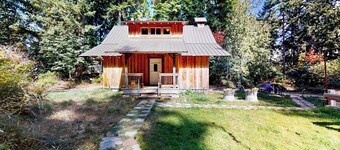Cozy 2 Bedroom Woodland Cottage with Fire Pit and Beach Access near Clinton