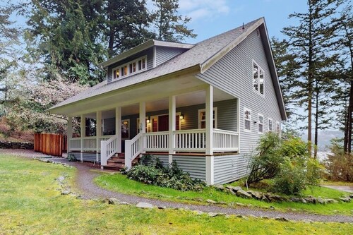 Renovated 3 Bedroom Eastsound Home with Hot Tub Fire Pit and Stunning Sound Views