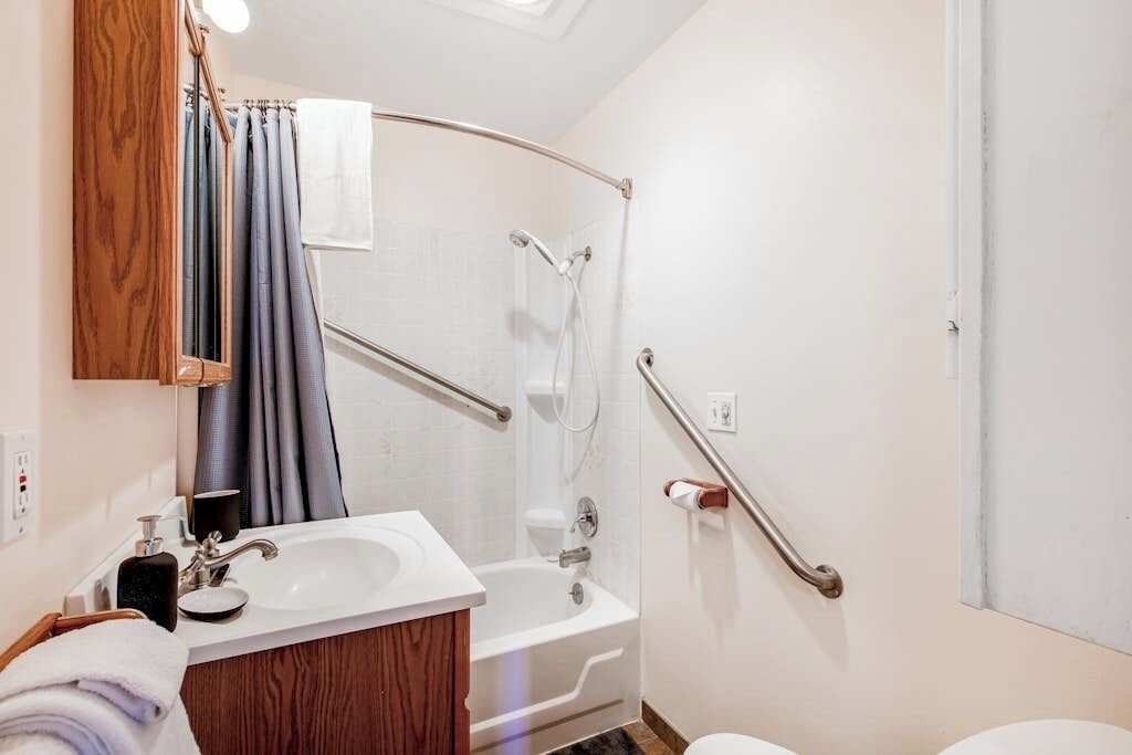 Une salle de bain moderne équipée d’une douche, d’un lavabo et de toilettes.