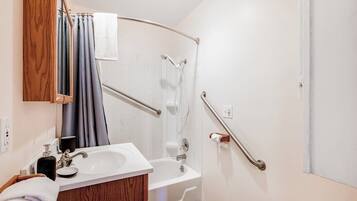 Une salle de bain moderne équipée d’une douche, d’un lavabo et de toilettes.