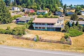 A residential area with houses, a fenced yard, and a road. - Relaxing Coastal Retreat with Garden and Water Views in Freeland (Freeland)