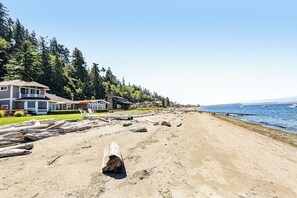 A beach with a row of houses, a sandy shore, and a clear sky. - 3 BR Waterfront Retreat with Private Beach Access and Stunning Ocean Views (Freeland)