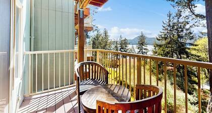Ocean View Studio with Private Balcony Near Moran State Park