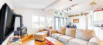 Evinrude Escape Waterfront House with Private Beach Access and Fire Pit