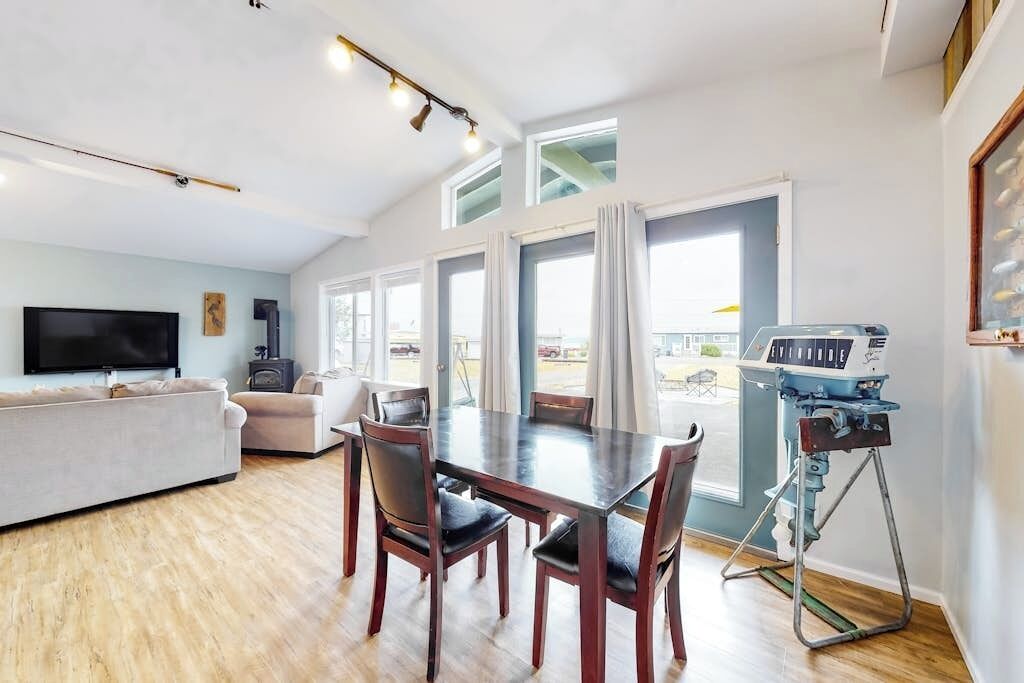 Evinrude Escape Waterfront House With Private Beach Access And Fire Pit - Port Townsend, WA