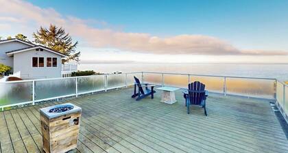 Stunning Waterfront Condo in Oak Harbor with Beach Views and Fire Pit