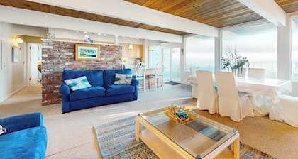 Stunning Waterfront Condo in Oak Harbor with Beach Views and Fire Pit