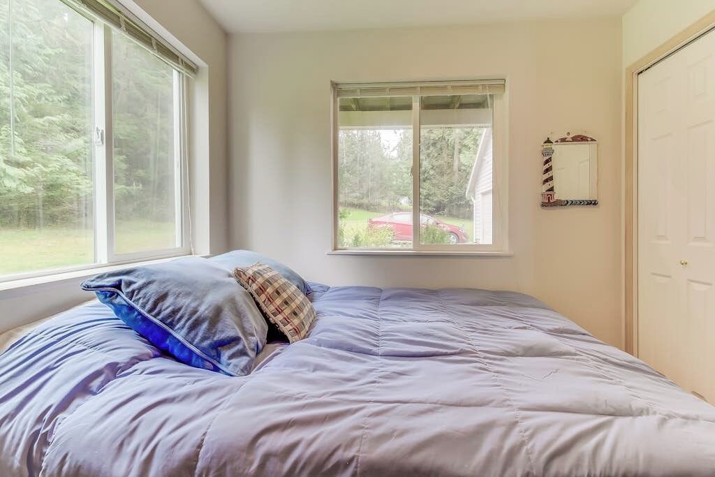 Une chambre à coucher avec un lit, une fenêtre et une porte.