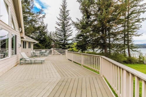 Stunning Waterfront Home on Lopez Island with Seasonal Hot Tub
