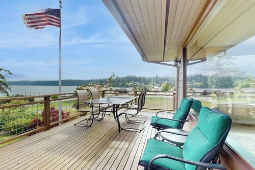 Spacious Dog Friendly 5 Bedroom Beachfront Home with Fenced Yard