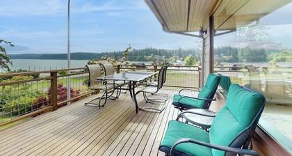 Spacious Dog Friendly 5 Bedroom Beachfront Home with Fenced Yard