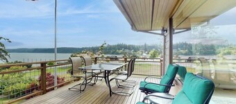 Spacious Dog Friendly 5 Bedroom Beachfront Home with Fenced Yard