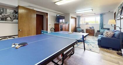 Spacious Dog Friendly 5 Bedroom Beachfront Home with Fenced Yard