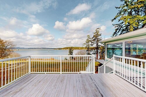 Stunning Waterfront Home on Fisherman Bay with Sunset Views and Ping Pong