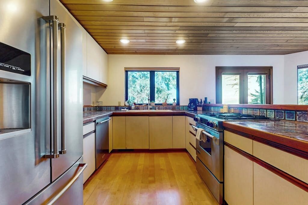Wasserkocher mit Kaffee-/Teezubehör, Kühlschrank, Mikrowelle, Ofen