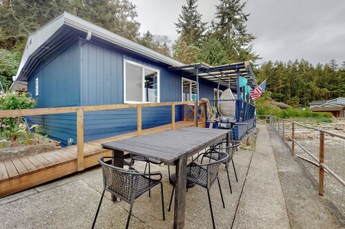 Stunning Soundfront Home in Coupeville with Private Beach Access and Fire Pit