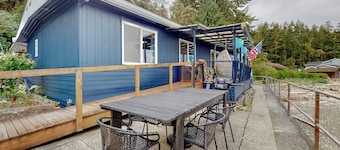 Stunning Soundfront Home in Coupeville with Private Beach Access and Fire Pit