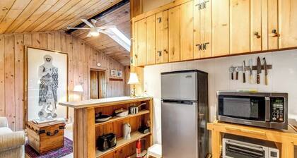 Waterfront Cottage with High-Speed WiFi, Ocean View, Private Deck, & Kitchenette