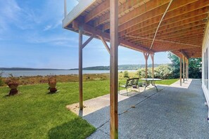 Un espace extérieur abrité offrant une vue sur un lac et des collines.