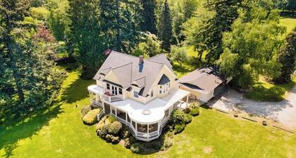 Stunning Waterfront 5 Bedroom Home with Mountain Views and Fire Pit, Dog Friendly